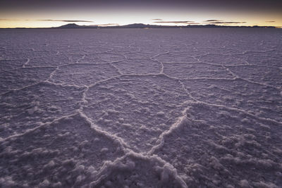 Irregular polygonal structures in the salar de uyuni