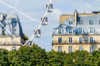 Detail of the ferris wheel of place de la concord in paris. here the contrast with near by buildings