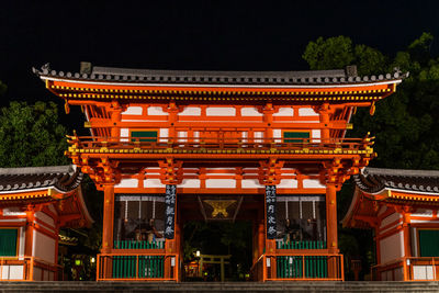 Night view of the main entrance of yasaka shrine located in gion district