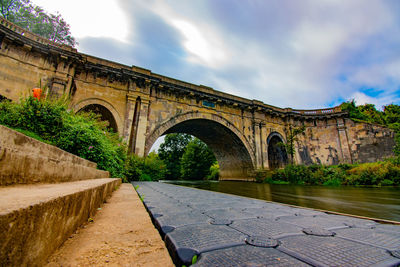 Arch bridge against sky