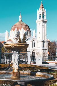 Statue of fountain against building