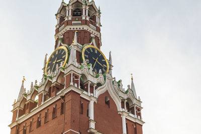 Spasskaya tower of the kremlin moscow big clock and bell ringing