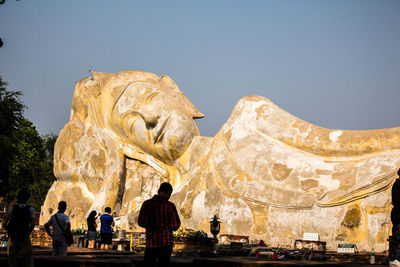 People by reclining buddha