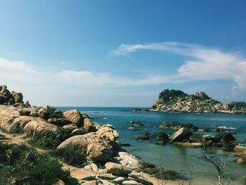 Scenic view of ke ga bay against sky