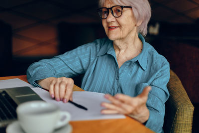 Smiling businesswoman sitting in cafe