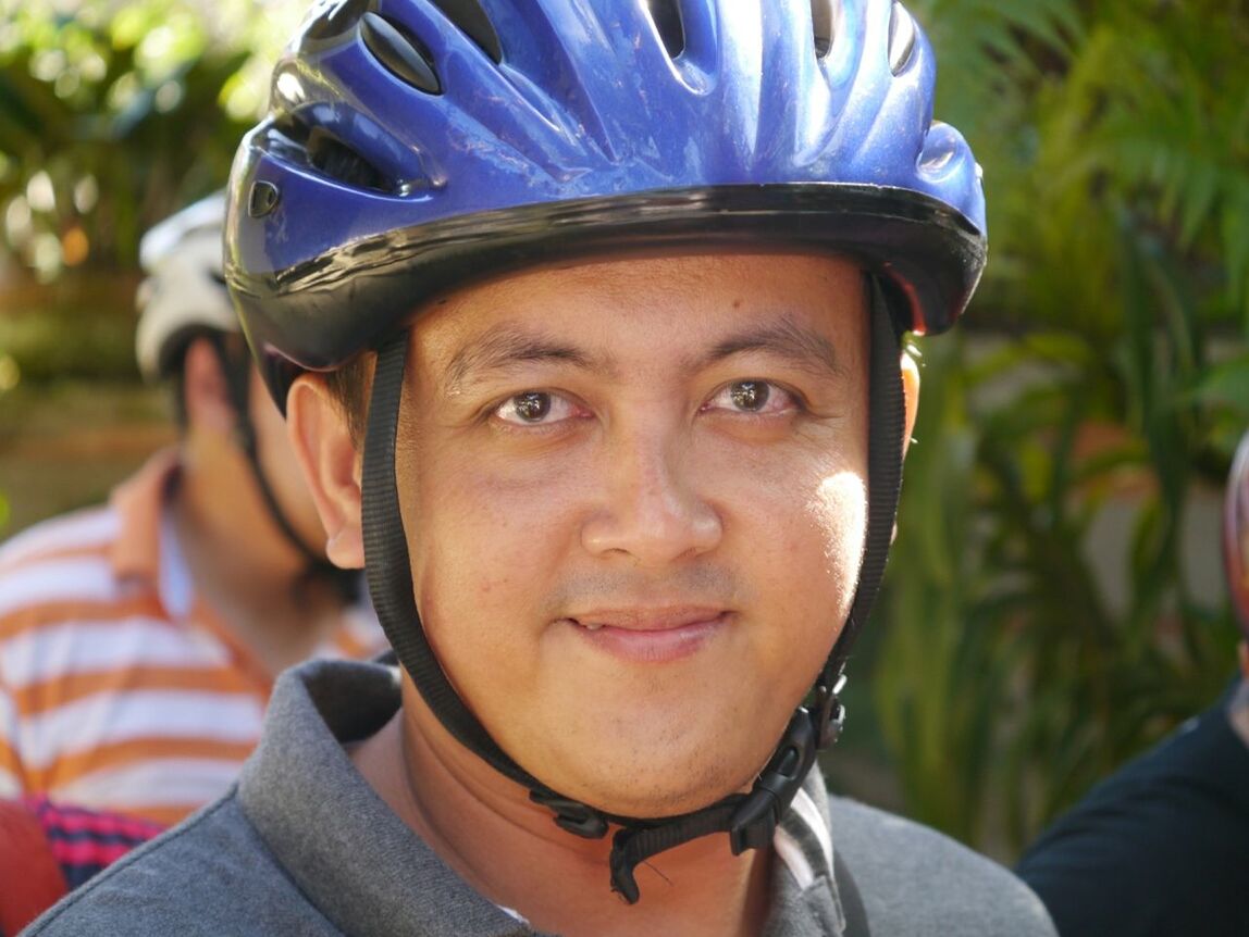 portrait, looking at camera, lifestyles, headshot, leisure activity, focus on foreground, person, close-up, front view, young men, smiling, casual clothing, boys, head and shoulders, young adult, day, men, happiness