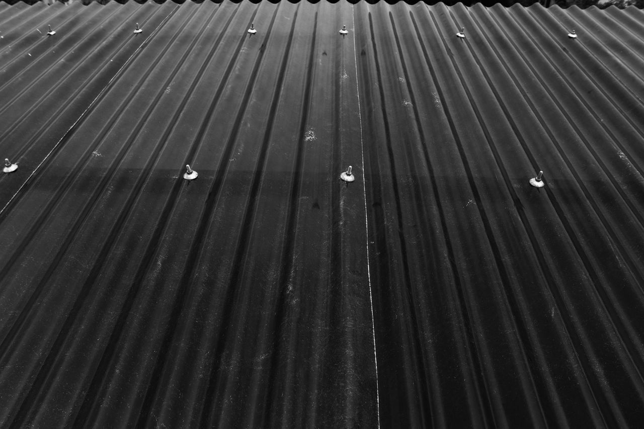 FULL FRAME SHOT OF WATER DROPS ON METAL ROOF