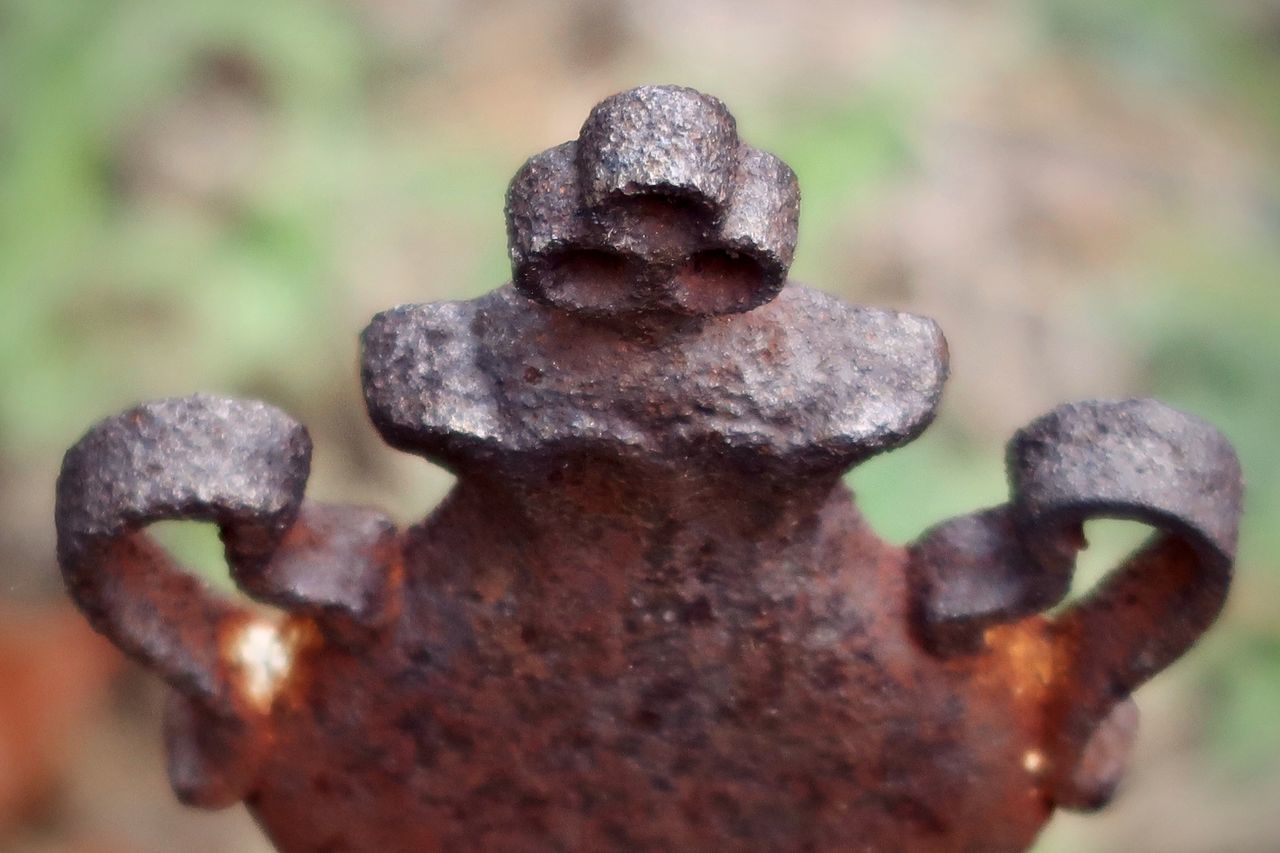 CLOSE-UP OF OLD RUSTY METAL CHAIN