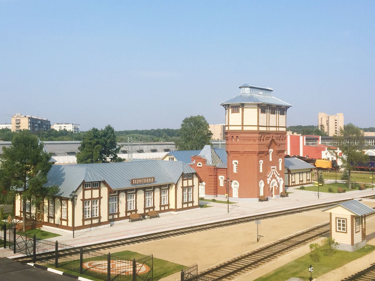 architecture, building exterior, built structure, clear sky, copy space, tree, residential structure, residential building, house, city, blue, railing, high angle view, day, roof, outdoors, sky, no people, building, residential district