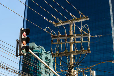Electric power distribution pole