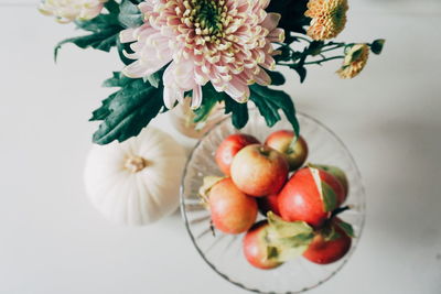 Close-up of fresh white flowers in vase on table