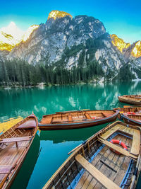 Panoramic view of lake and mountains against sky