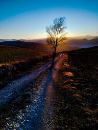 Controluce sui monti al tramonto.