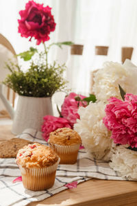 The kitchen countertop is decorated with peonies.