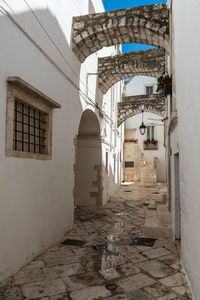 Narrow alley amidst buildings in city