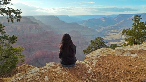 Young woman looking at grand canyon