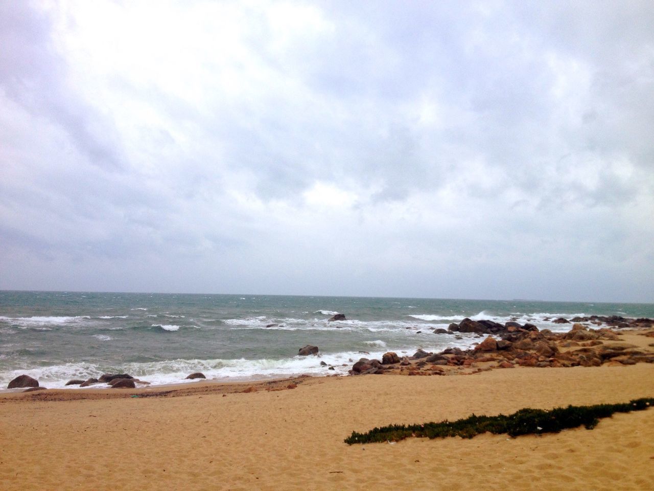 sea, beach, horizon over water, shore, sky, water, sand, tranquil scene, tranquility, scenics, beauty in nature, cloud - sky, nature, coastline, cloudy, cloud, idyllic, day, wave, vacations