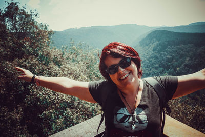 Portrait of smiling young woman in sunglasses