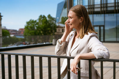 Smiling young business woman talking on the phone. gorgeous