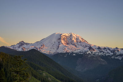 Mount rainier at sunset with alpenglow