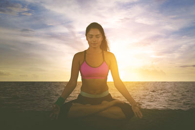 Full length of man looking at sea against sky