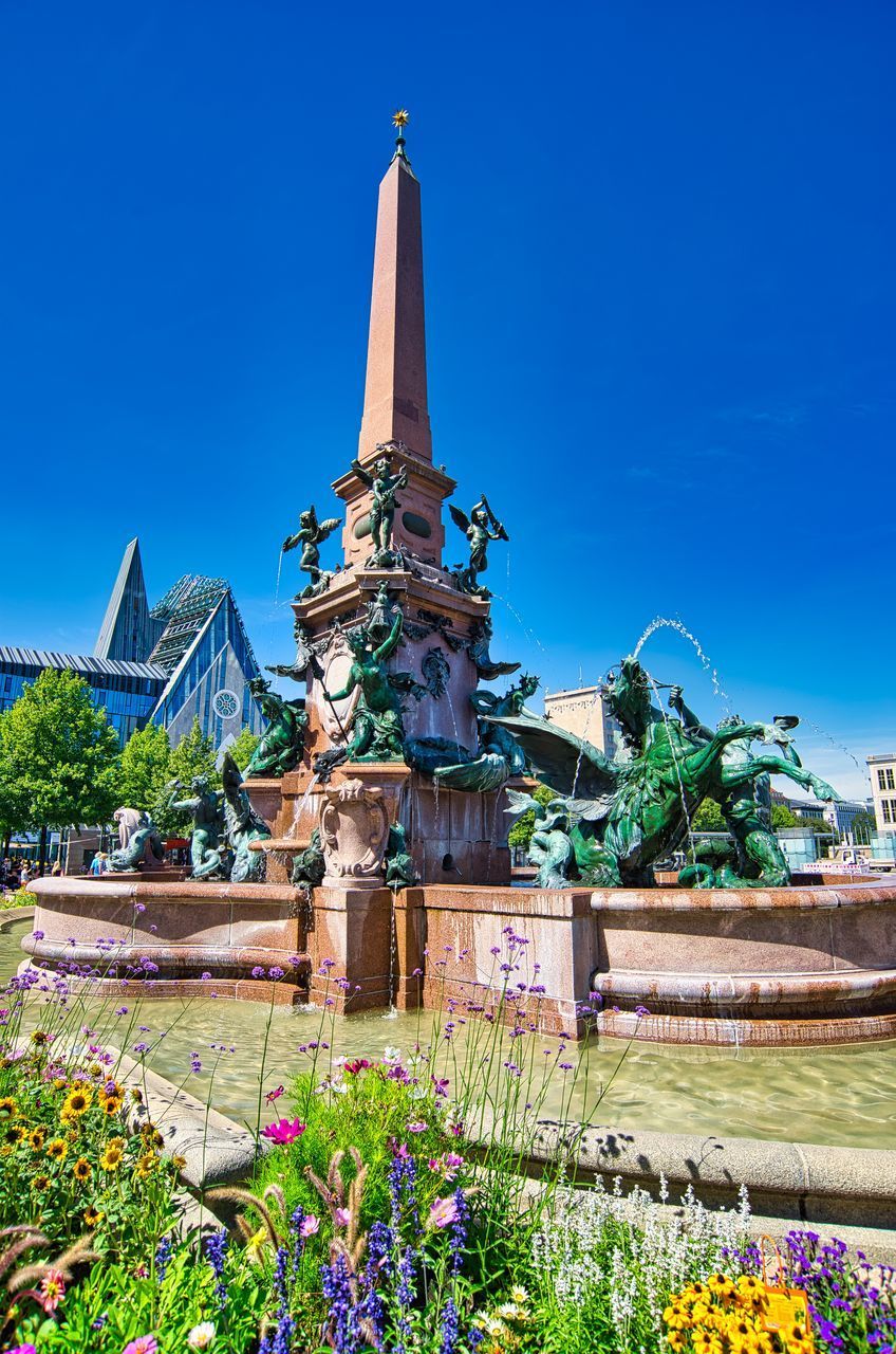 LOW ANGLE VIEW OF STATUE OUTSIDE BUILDING