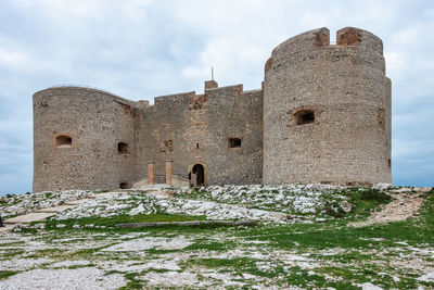 Old ruins of historic building against sky