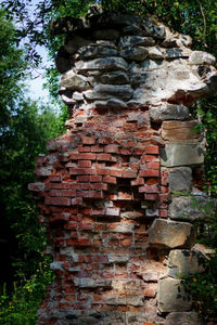 Stone wall against sky