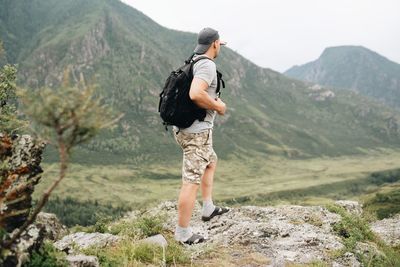 Full length of man looking at mountains