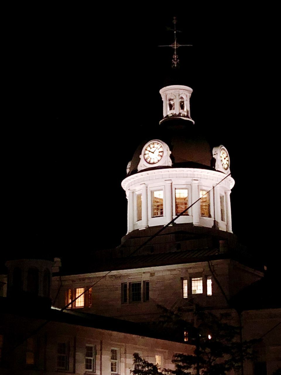 LOW ANGLE VIEW OF BUILDING AGAINST SKY AT NIGHT