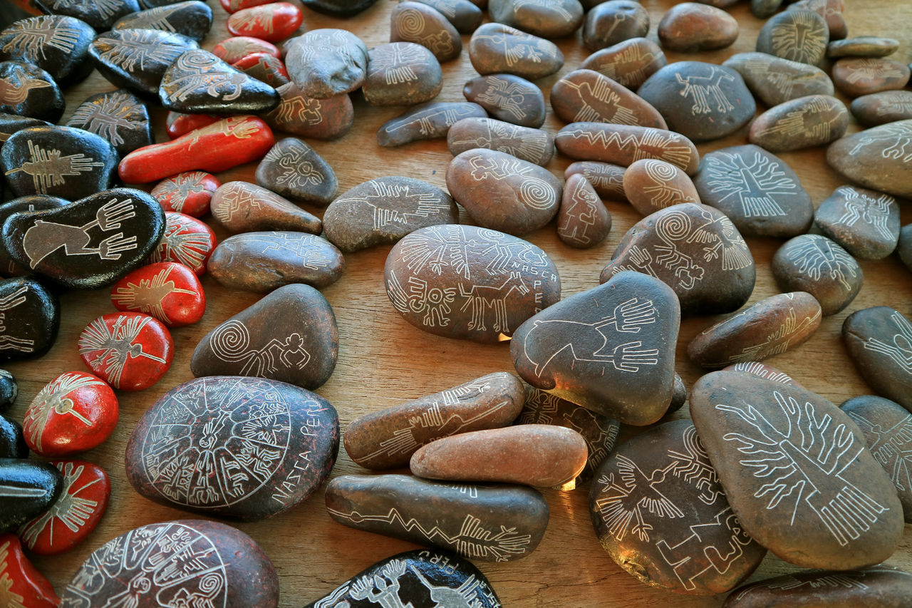 HIGH ANGLE VIEW OF STONES AND PEBBLES ON TABLE