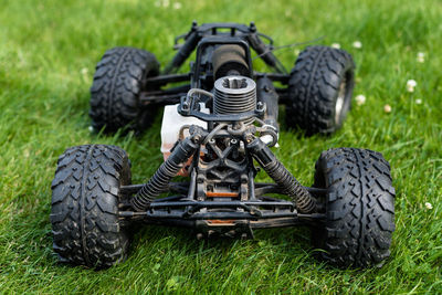 Radio-controlled car with internal combustion engine for nitro fuel, with one cylinder, standing