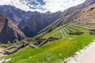 Machu picchu and mountains against sky