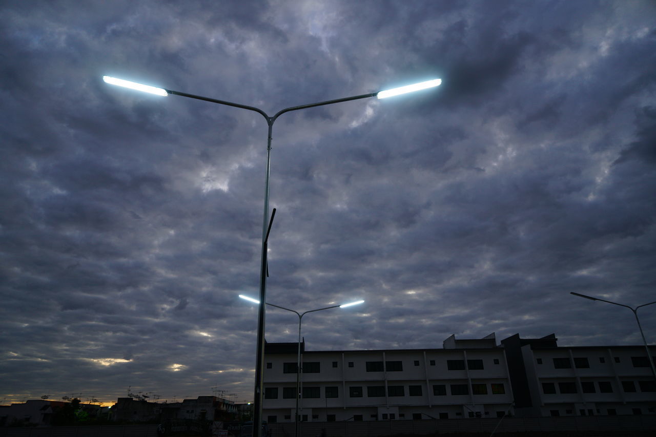 LOW ANGLE VIEW OF STREET LIGHT AGAINST BUILDINGS
