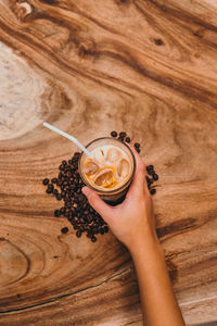 Close-up of hand holding coffee cup