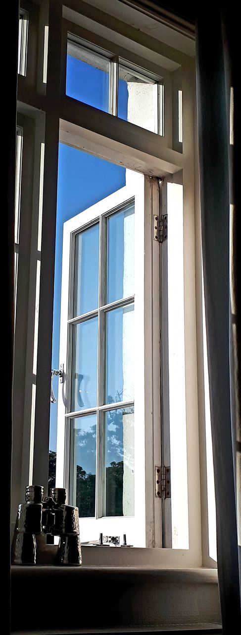 LOW ANGLE VIEW OF GLASS WINDOW IN HOUSE