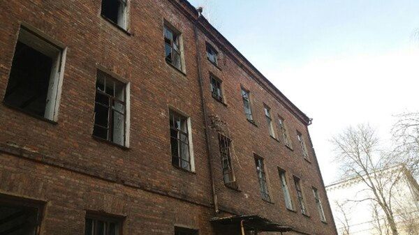 building exterior, architecture, built structure, low angle view, window, sky, no people, residential building, outdoors, day