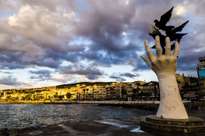Statue of historic building against cloudy sky
