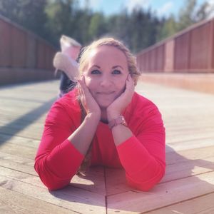 Portrait of smiling young woman sitting on floor
