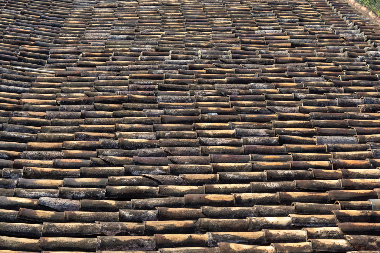 FULL FRAME SHOT OF BRICK WALL WITH STONE WALLS