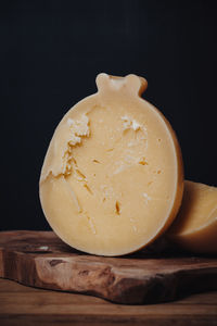 Close-up of lemon slice on cutting board