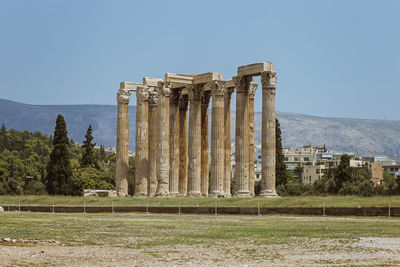 Temple of zeus, athens, greece. these are the famous landmarks of athens. 