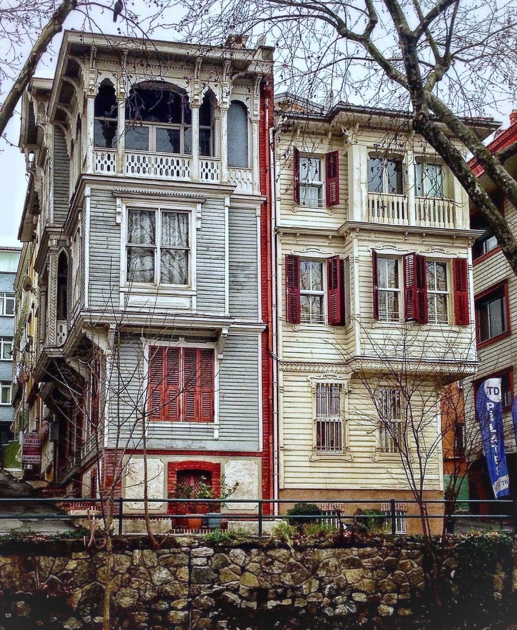 building exterior, architecture, built structure, window, outdoors, no people, day, low angle view, fire escape