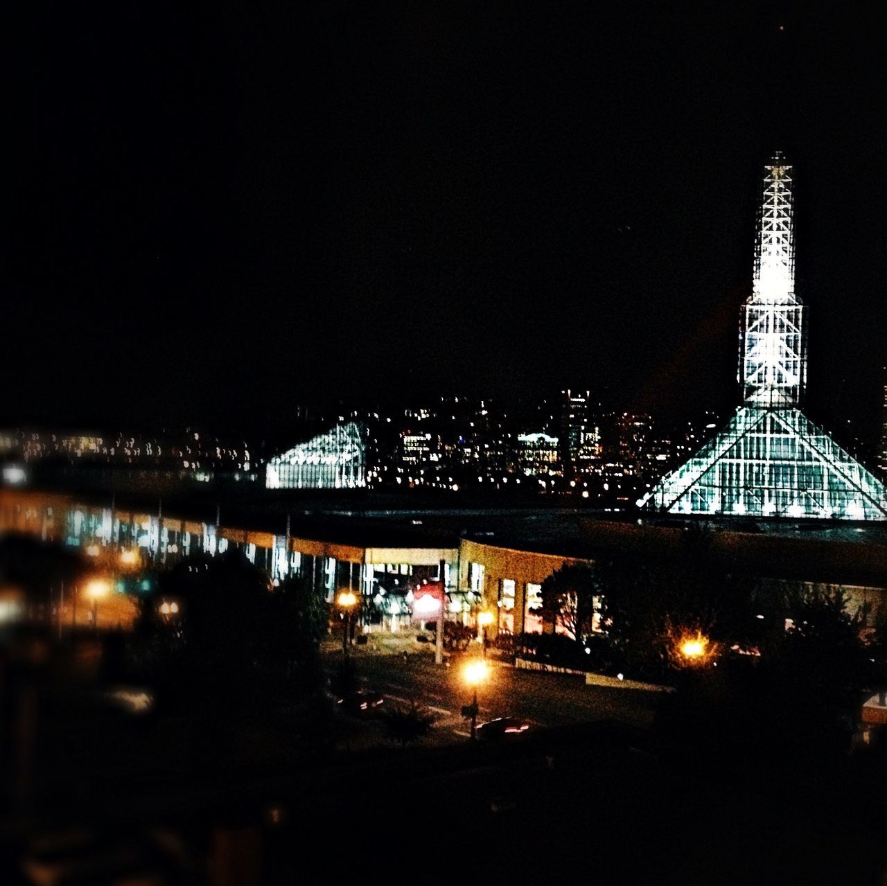 architecture, built structure, illuminated, bridge - man made structure, connection, night, river, building exterior, city, clear sky, engineering, water, bridge, travel destinations, copy space, transportation, suspension bridge, famous place, capital cities, international landmark