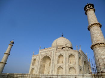 Low angle view of taj mahal historical building against sky