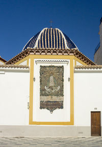 Sculpture of building against blue sky