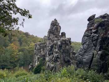 Low angle view of rocks against sky extern steine