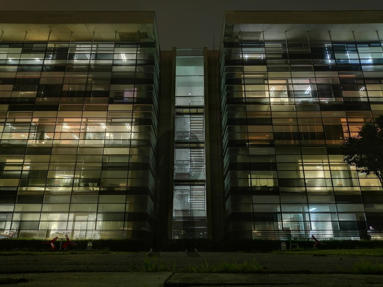 LOW ANGLE VIEW OF MODERN BUILDING IN CITY AT NIGHT