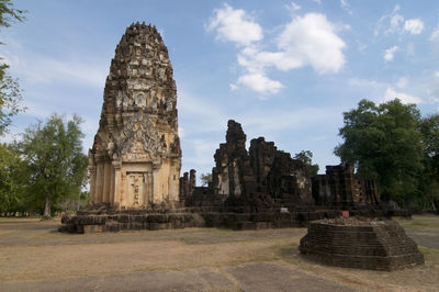 Old ruins of building against sky