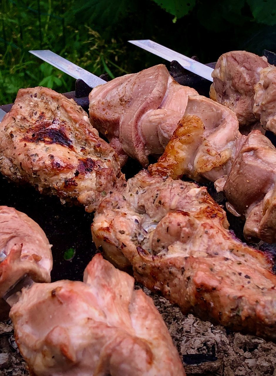 HIGH ANGLE VIEW OF MEAT ON GRILL